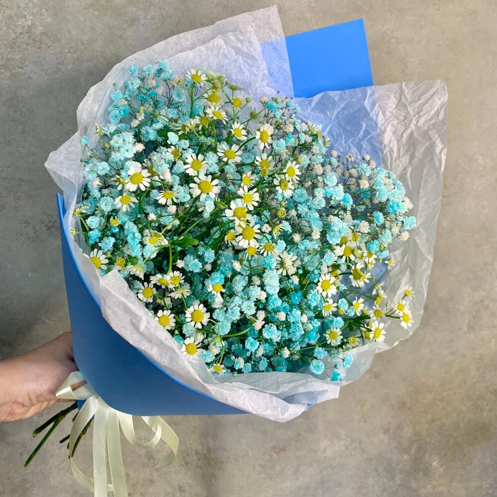 Милый букет из гипсофилы и ромашки