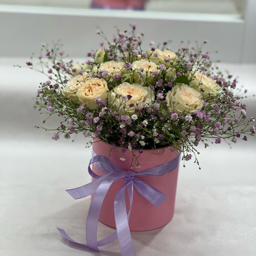 Розы с гипсофилой в коробочке Розы с гипсофилой в коробочке