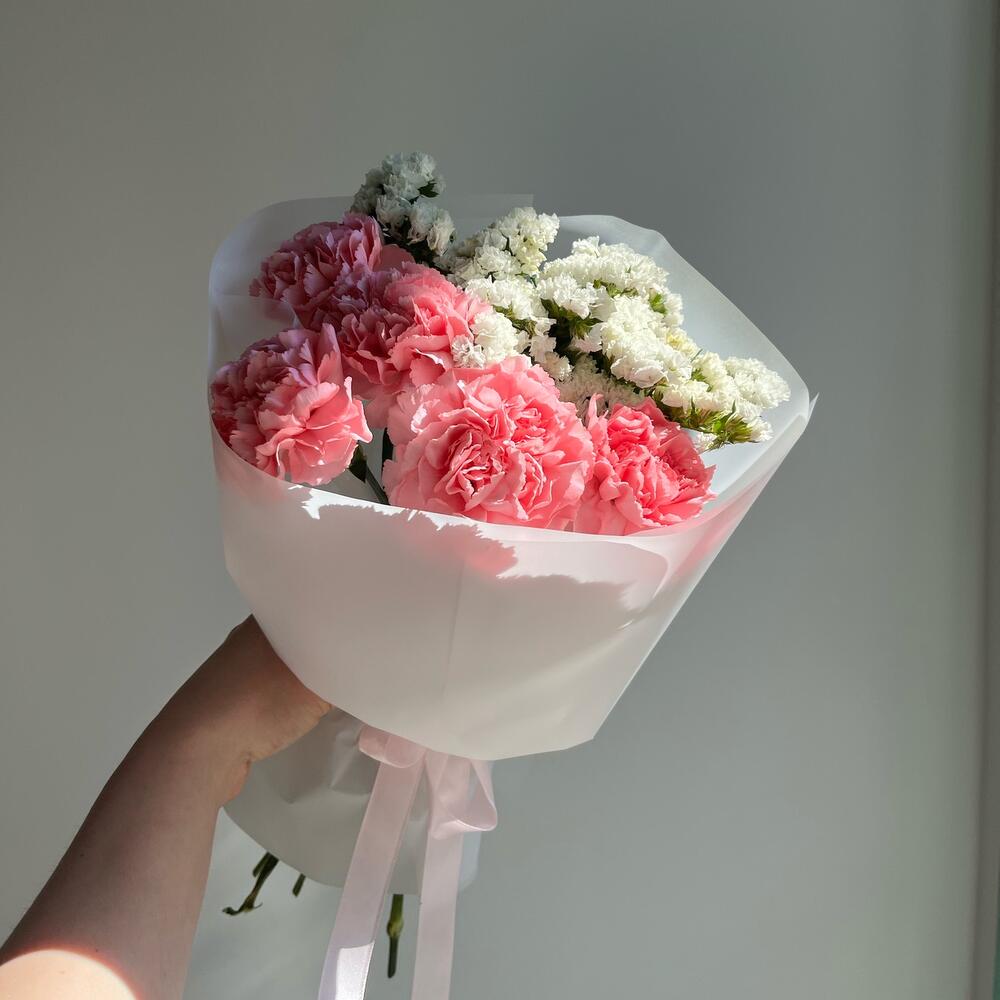 Стойкий дуо букет с диантусами и статицей Стойкий дуо букет с диантусами и статицей